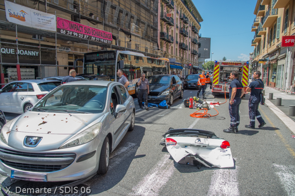 SDIS 06 - Opérationnel. Un bus percute dix voitures à Nice : 31  sapeurs-pompiers mobilisés et 14 blessés légers.